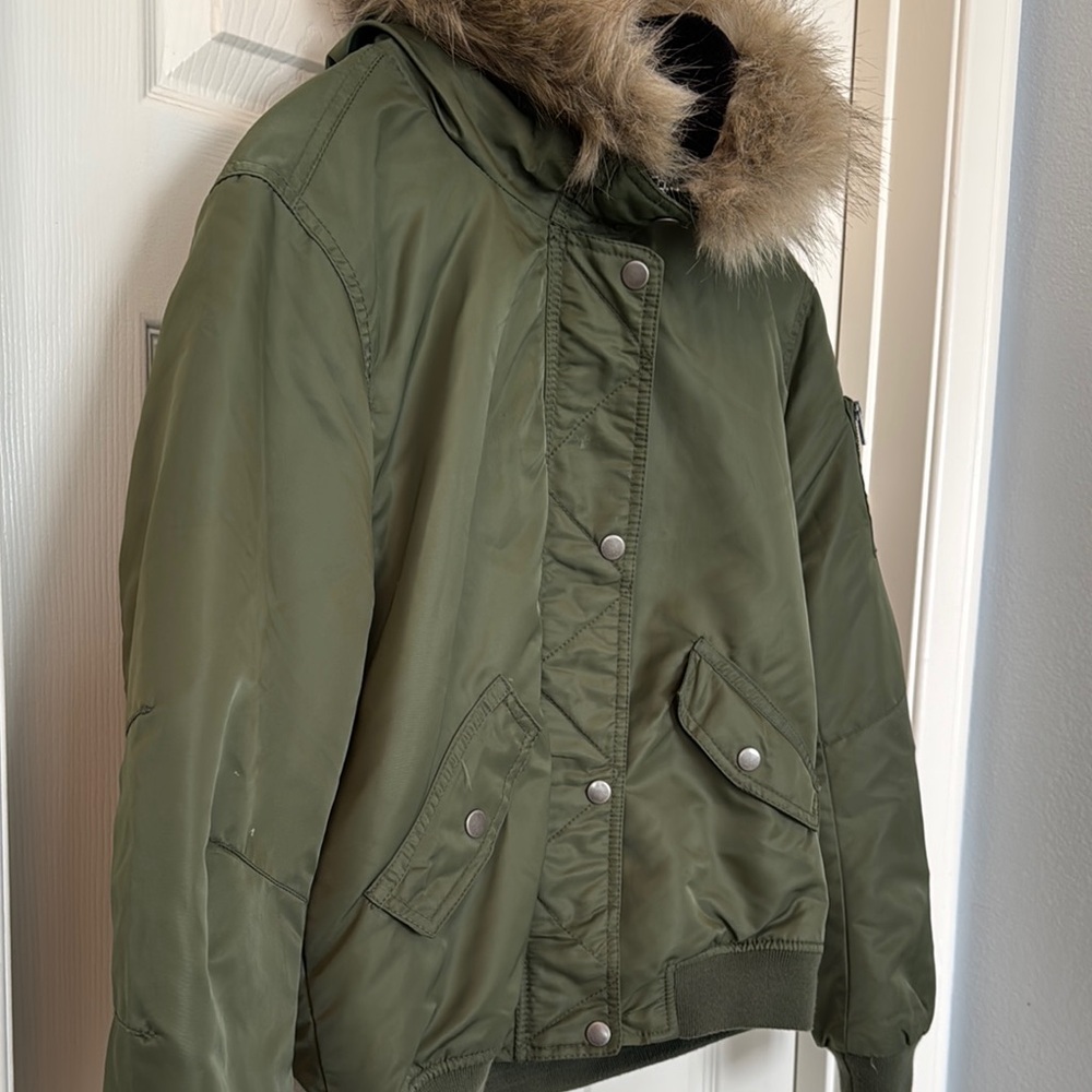 Stylish Olive Bomber Jacket with Faux Fur Trim - Picture 3 of 8